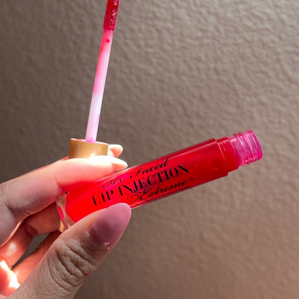 Too Faced Lip Injection Extreme - Strawberry Kiss